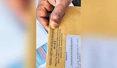 முண்டக்கை: முகவரி இருக்கிறது.. வீடுகள் எங்கே.. கடிதங்களுடன் அஞ்சல்காரர் தவிப்பு!